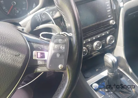 2020 Volkswagen Passat 2.0T R-Line z USA, uszkodzony, nr VIN 1VWMA7A35LC025377